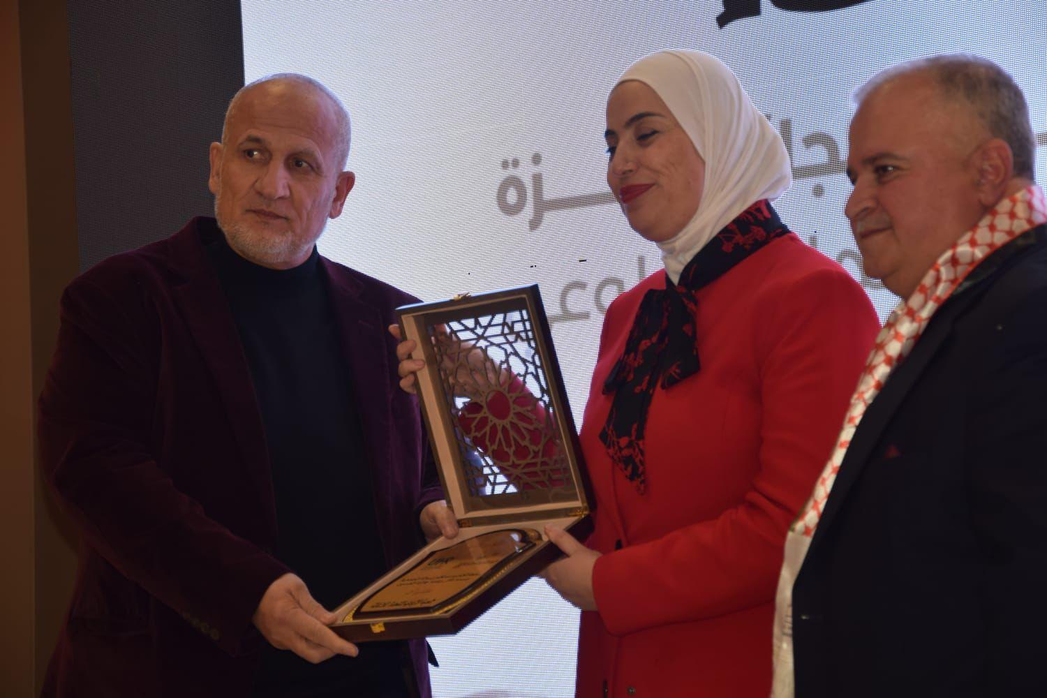 وزيرة التنمية الاجتماعية تكرم الدكتور عمر شاهين